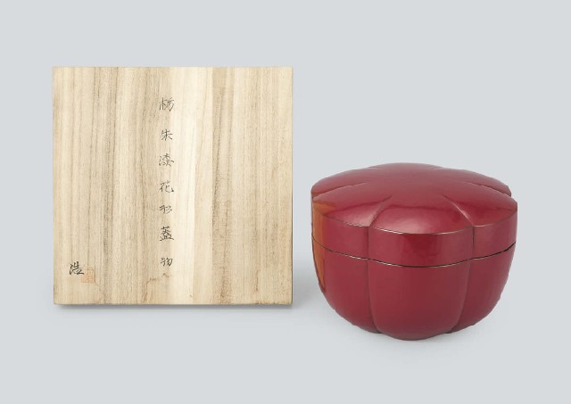 Lot0791】栃朱漆花形蓋物 - 野村 浩 | 第843回 | 株式会社毎日オークション
