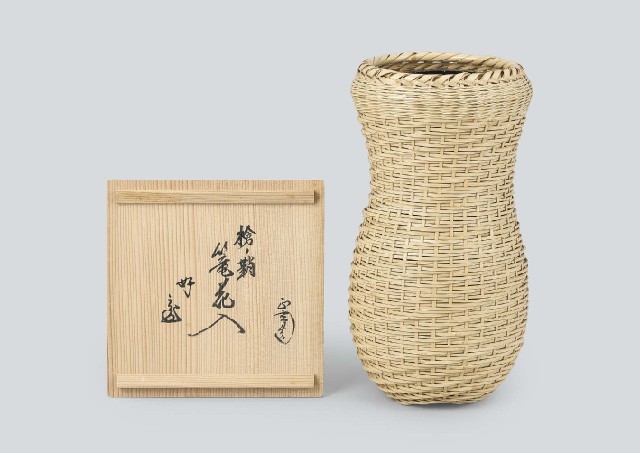 銅の竹籠風　蛙付の花入 Lot0264】槍ノ鞘篭花入（鵬雲斎好書付） - 十二代 黒田 正玄 | 第850回